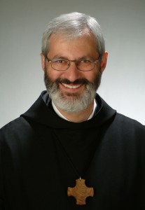 Der Nuntius im Gespräch mit Diözesanadministrator Robert Brahm und Abt Ignatius Maaß. Foto: BGV