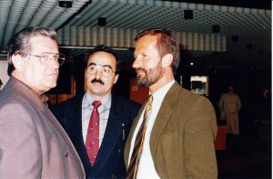 Ungleiches Duo: Manfred Maximini und Christoph Grimm nach dem Wahlsieg der SPD bei der Landtagswahl 1991. Ein Jahr später kam es zum Bruch, Klaus Rümmler (Mitte) wurde Parteivorsitzender. Foto: Privat/ Rümmler