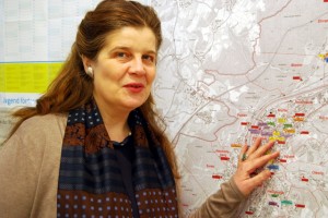 Die Bürgermeisterin verschafft sich einen Überblick: Vor einem Jahr trat Angelika Birk ihr neues Amt an. Foto: Marcus Stölb
