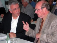 Auf CDU-Parteitagen ein gern gesehener und regelmäßiger Gast: Carl-Ludwig Wagner (hier mit Ex-OB Helmut Schröer). Archiv-Foto: Marcus Stölb