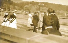 Kaiser Wilhelm II. nimmt am 14. Oktober 1913 bei der Einweihung der Brücke einen Blumenstrauß entgegen. Gut zu erkennen ist die steinerne Balustrade, die heute durch eine Metallkonstruktion ersetzt ist. Foto: privat