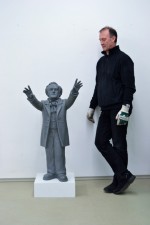 Das neue Projekt des Künstlers: Ottmar Hörl neben dem fertigen Tonmodell der Richard-Wagner-Figur für Bayreuth. Foto: Werner Scheuermann