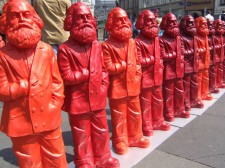 So dicht wie hier kurz nach der Eröffnung der Ausstellung standen die Marx-Figuren nach drei Wochen nicht mehr. Archiv-Foto: Frank P. Meyer