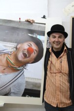 Roland Grundheber berichtet am Sonntag in der Europahalle, was er als Clown Frolando auf seiner 1800 Kilometer langen Wanderung von Trier nach Rom erlebte. Foto: Malte Legenhausen