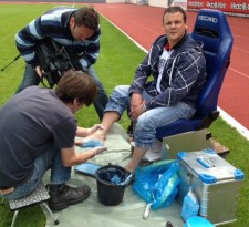Triers Pokalheld Rudi Thömmes (rechts) bei der Abnahme seiner Fußabdrücke für den DFB-Pokal "Walk of Fame". Foto: Volkswagen