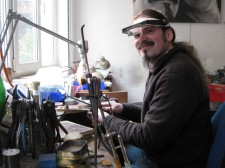 Simon Christoffel bei der Arbeit in seiner Goldschmiede in der Karl-Marx-Straße. Foto: Malte Legenhausen