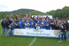 Feiern mit den Fans: Eintracht Trier hat zum zwölften Mal den Rheinland-Pokal gewonnen. Foto: Christian Jöricke