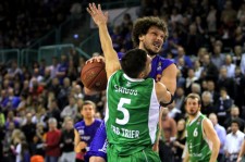 Stefan Schmidt im Trikot des BBC Bayreuth im Duell mit dem Trierer Joshiko Saibou. Foto: Christian Haberkorn