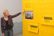 Die Museumsmitarbeiterin Anne Kurtze demonstriert, was es mit der Beschreibung "Ausstellung zum Mitmachen" auf sich hat. Foto: Christian Jöricke