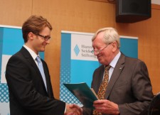 Hans Zehetmair, Vorsitzender der Hanns-Seidel-Stiftung, überreicht Leonard Mack von der Universität Trier die Auszeichnung. Foto: privat