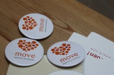 Die "Move"-Buttons können im Café Balduin kostenlos hergestellt und an Mitmenschen verschenkt werden. Foto: Malte Legenhausen