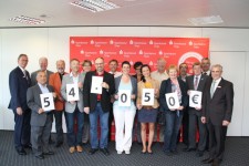 Remigius Kühnen, Vorstandsvorsitzender der Sparkasse Trier (ganz rechts), Günther Passek, stellvertretender Vorstandsvorsitzender (ganz links) und Willi Weyer, Leiter Vorstandssekretariat (Zweiter von rechts) mit den Vertretern der gemeinnützigen Institutionen und Vereine aus der Region bei der Spendenübergabe in Höhe von insgesamt 54.050 Euro. Foto: Sparkasse Trier