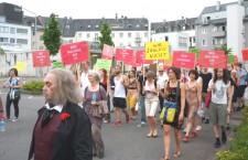 Wie aus Theaterbesuchern ein Protestzug wird. Karl Marx führt die Trierer Demonstranten auf den  Kornmarkt. Foto: Volker Haaß
