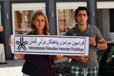 Iranische Flüchtlinge protestieren auf dem Kornmarkt in Trier für mehr Rechte. Foto: Philipp Reichert