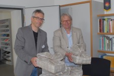 GMD Victor Puhl und Intendant Gerhard Weber sorgten persönlich dafür, dass die Unterschriftenlisten im Büro des Kulturdezernenten ankamen. Foto: Christian Jöricke