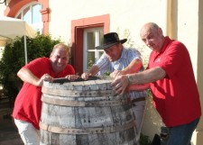 Fassrollen ist gar nicht so schwer, wie Frank Weiersbach (Muselpratschler), der Winzer Peter Schleimer und Dieter Lehnertz (Muselpratschler) hier tun. Foto: privat