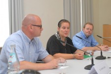 Dr. André Uzulis, Pressesprecher des Bischöflichen Generalvikariats, die Schriftstellerin Frauke Birtsch und Dr. Michael Thomas, Leiter der KEB Trier, stellen das Projekt "Literaturschiff" vor. Foto: Christian Jöricke