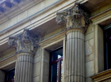 Der grimmig schauende Reichsadler dominiert die Kapitelle der acht kannelierten Säulen der Trierer Reichsbank. Foto: Bettina Leuchtenberg