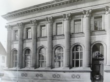 Ursprünglich befand sich der Eingang in die Bank zwischen den beiden rechten Säulen an der Christophstraße. Spätestens seit den umfangreichen Umbauten der späten Sechziger Jahre befindet sich der Eingang in der Kochstraße. Foto: Architekturbüro Werner Schaack