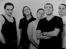 Die 90er Jahre waren eine überwiegend ernste Zeit: eine frühe Aufnahme von "5 im grünen Bett". Foto: privat