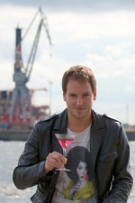 Alexander Brittnacher versucht, am Samstag auf dem Hauptmarkt mehr als 3064 Cocktails in zwölf Stunden zu mischen. Foto: privat