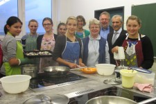 Remigius Kühnen, Vorstandsvorsitzender der Sparkasse Trier (2. v. rechts) zu Gast in der neuen Schulküche der Blandine-Merten-Realschule. Foto: Sparkasse Trier