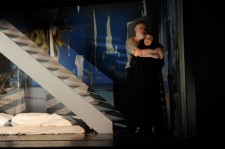 Rigoletto (Jacek Strauch) hält seine Tochter Gilda (Jennifer Riedel) aus Sorge um sie gefangen. Foto: Marco Piecuch/Theater Trier