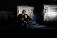 Rigoletto muss am Schluss erfahren, dass er durch Überbehütung seine Tochter nicht schützen konnte. Foto: Marco Piecuch/Theater Trier