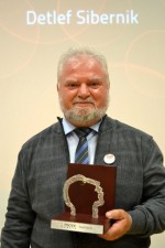 Der stadtbekannte Busfahrer Detlef Sibernik ist am Samstagabend mit einem "Move Award" ausgezeichnet worden. Foto: Marcus Stölb