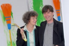Maria Steinmann und der Architekt Herbert Hofer von "9+" vor der Arbeit der Künstlerin. Foto: Christian Jöricke