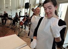 Die Sprecherinnen Katharina Biehler und Elodie Brochier bei der Performance Ickelsamers Alphabet. Foto: Astrid Karger