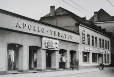 Mit einer schlichten Außenwirkung fügte sich das "Apollo-Theater" ab 1941 in die Straßenzeile der Saarstraße ein. Mit einfachen Leuchtröhren an der Front und hochkant in den Straßenraum ragend machte das Kino auf sich aufmerksam. Foto: Bettina Leuchtenberg