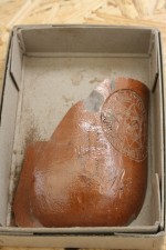 Mehr als Hundert Jahre alt: eine Scherbe einer Tonflasche aus der Gerolsteiner-Sprudel-Produktion zwischen 1888 und 1900. Foto: Cordula Fischer