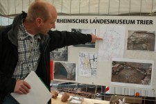 Landesmuseums-Archäologe Joachim Hupe zeigt an einer Karte, wo sich die Grabung befindet. Foto: Cordula Fischer