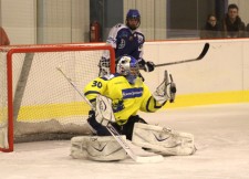 Ian Harper hat den Puck. Am Ende gewinnen seine Eifel-Mosel-Bären mit 8:5. Foto: privat