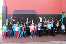 Das Pausen- und Freizeitangebot der Grundschule Heiligkreuz wurde um eine Kletterwand ergänzt. Foto: privat