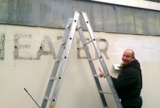 Fast 50 Jahre hing die alte Leuchtreklame an der Fassade. Paul Trappen beseitigt die Rückstände. Foto: privat