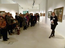 Die Kuratorin Dorothée Henschel führte zur Eröffnung durch die Ausstellung. Foto: Stadtmuseum