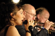 Sónnica Yepes, Uli Beckerhoff und Matthias Nadolny sind mit einigen weiteren Kollegen der "International Škoda Allstar Band" am Donnerstag in Trier. Foto: Werner Kirsch