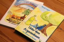Die ersten beiden Kinderbücher von Nicole Lopez. Foto: Malte Legenhausen.