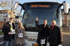Neue Kooperation fürs Trierer Theater: Luc Reis (Sales Lentz), Karin Kaltenkirchen (Modehaus Marx), Peter Oppermann (Theater Trier) und Eugen Odermatt (Classicmania) freuen sich über den neuen Shuttle-Service von Luxemburg nach Trier. Foto: Frank Orbons