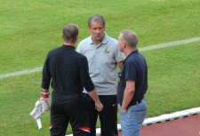 Eintracht Triers Ex-Trainer Roland Seitz (Mitte) hat seinen Vertrag beim SVE aufgelöst, um sofort im Vorstand des SV Elversberg einzusteigen. Archiv-Foto: Christian Jöricke