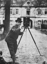 Lambert Hoevel mit Fotoapparat. Foto: Stadtmuseum Simeonstift.