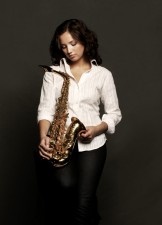 Die ukrainische Saxophonistin Asya Fateyeva spielt am Donnerstag im Trierer Theater. Foto: Theater Trier