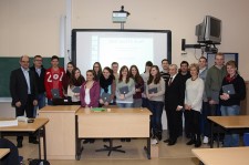 Referendarin Simone Bast, Schulelternsprecherin Birgit Scharp (4.v.r.), Remigius Kühnen, Vorstandsvorsitzender der Sparkasse Trier (6.v.r.), Referendar Andreas Müller (7.v.r.), Klassenlehrer und Mentor OStR Stefan Bleser (2.v.l.), Schulleiter OStD Michael Müller (ganz links) mit der Klasse BGY 12c des Beruflichen Gymnasiums Gestaltungs- und Medientechnik Trier. Foto: Sparkasse Trier