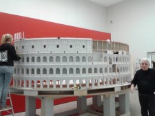 Größer als ein Kinderplanschbecken: das Model des Kolosseums. Foto: Anja Piotrowicz
