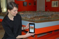 Führung auf Trierisch mit dem Handy: Alexandra Orth zeigt, was alles mit NFC möglich ist. Foto: Christian Jöricke