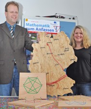Professor Sven de Vries und Bianca Schröder ist es zu verdanken, dass die vielbeachtete Ausstellung "Mathematik zum Anfassen!" nun an der Universität Trier präsentiert wird. Foto: Uni Trier