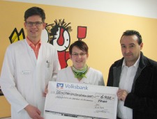 PD Dr. Wolfgang Thomas und die stellvertretende Stationsleitung Silke Loris erhalten von Spendenüberbringer Dominik Schneider den Scheck in Höhe von 6.400 Euro für die kinderonkologische Station A3 des Klinikums Mutterhaus. Foto: Mutterhaus Trier