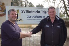 Eintracht Triers neuer Trainer Jens Kiefer und Vorstandsvorsitzender Ernst Wilhelmi. Foto: Eintracht Trier